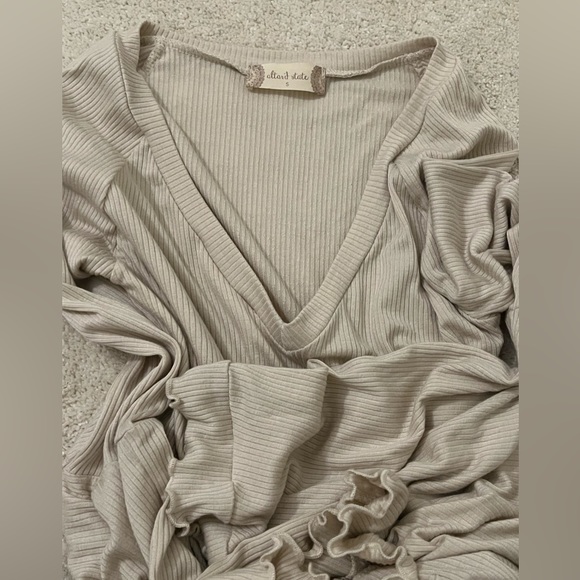 Alter’d State flare sleeve blouse sized small - Picture 3 of 4